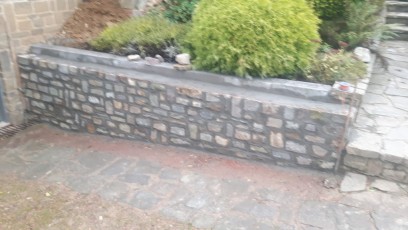 Réaménagement d'un muret de soutènement en pierres de Meuse sur mur en blocs de béton armé