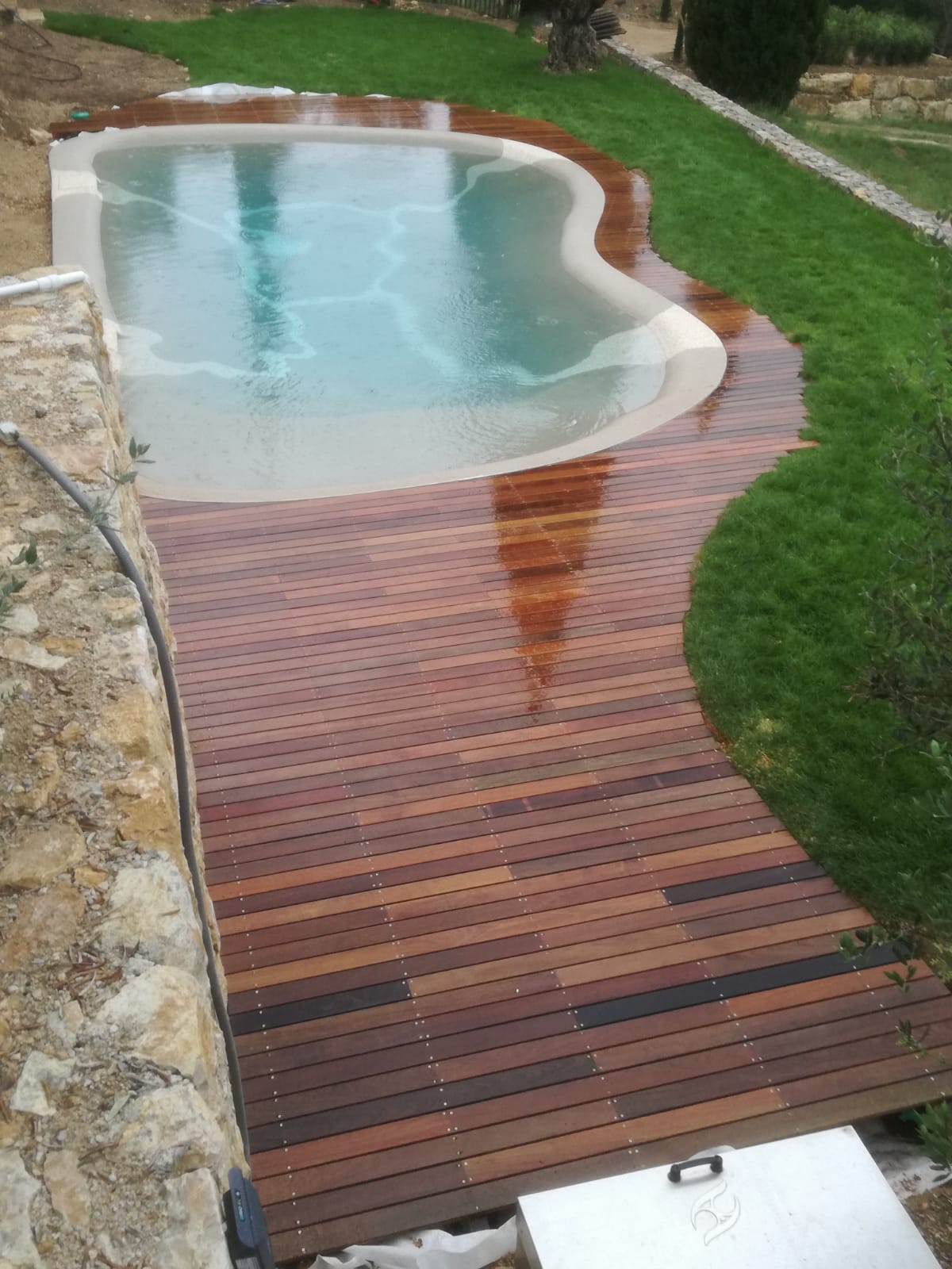 Terrasse en bois type Ipé autour d'une piscine