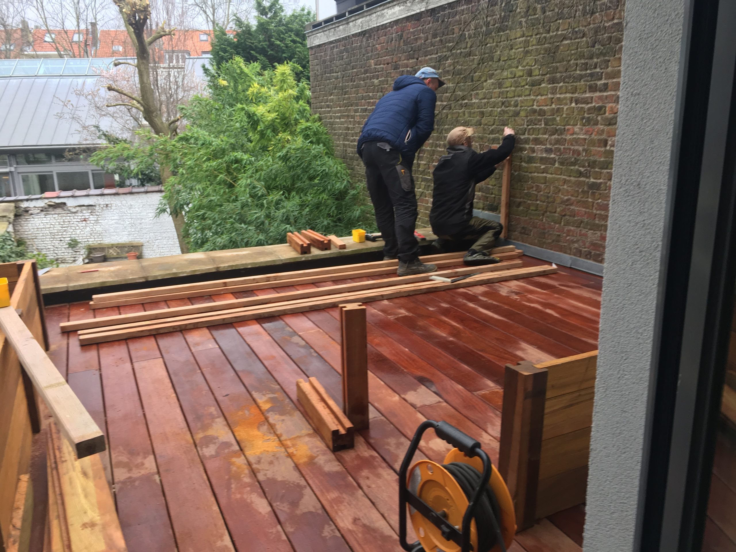 Aménagement d'une terrasse en bois type Cumaru sur plots réglables sur une plate forme en roofing
